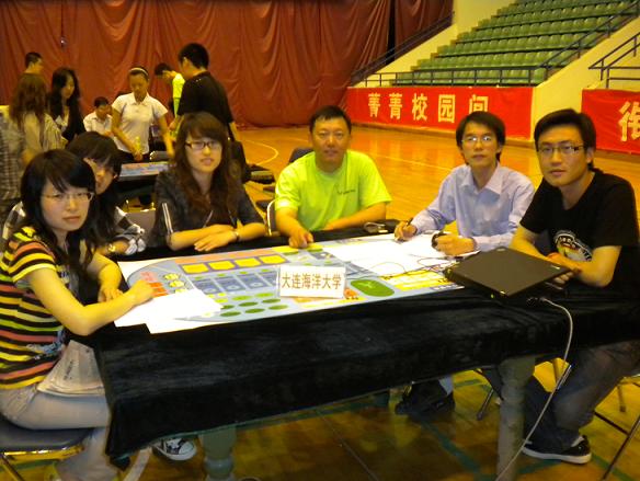 指导教师与员工一起做环境测试