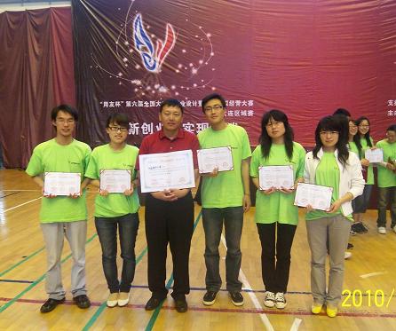 获奖师生与组委会领导合影
